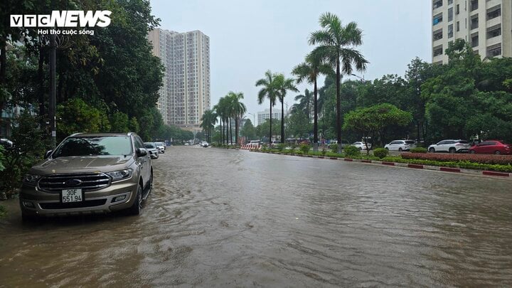 Mưa lớn bắt đầu từ khoảng 15h. Sau 1 tiếng đồng hồ, nhiều đường phố bị nước bủa vây.