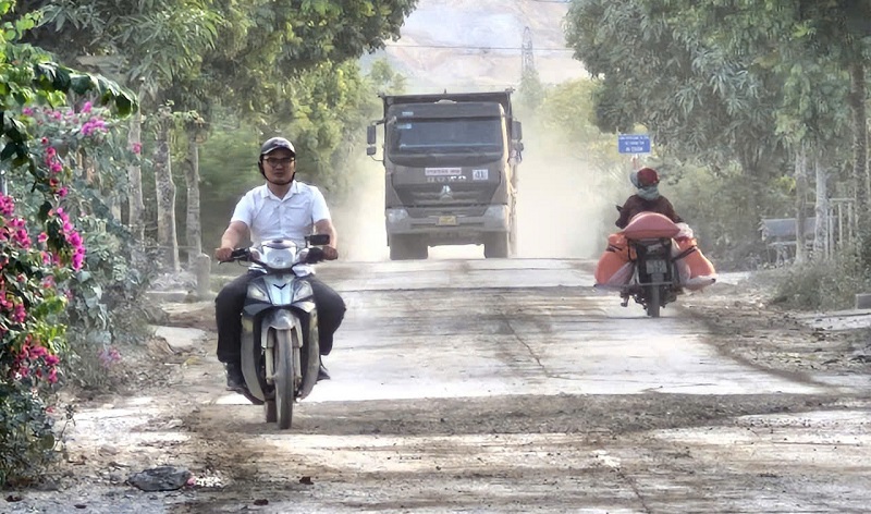 M&ugrave;a nắng dọc đường&nbsp;trục ch&iacute;nh ở th&ocirc;n Sơn B&igrave;nh, x&atilde; Thượng Lộc bụi bặm m&ugrave; mịt, &ocirc; nhiễm m&ocirc;i trường