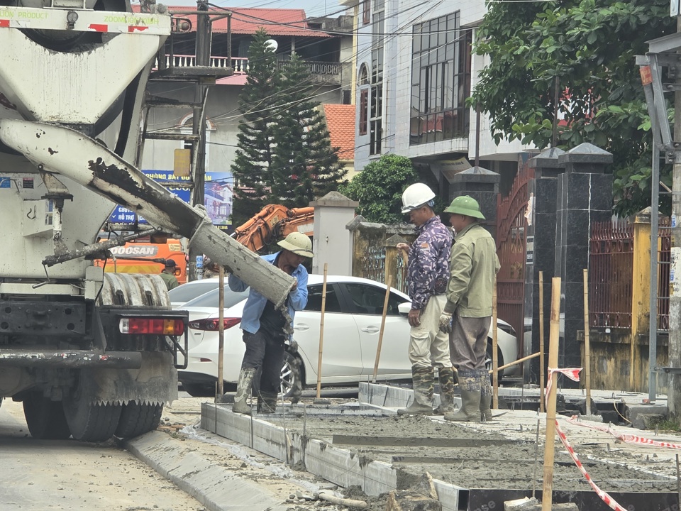 Nh&agrave; thầu thừa nhận đổ c&aacute;c tấm nắp hố ga ngay tại vỉa h&egrave; l&agrave; kh&ocirc;ng đ&uacute;ng. Ảnh: Vĩnh Qu&acirc;n