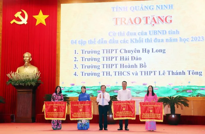 4 tập thể xuất sắc dẫn đầu các Khối thi đua năm học 2023-2024 được nhận Cờ thi đua của UBND tỉnh.