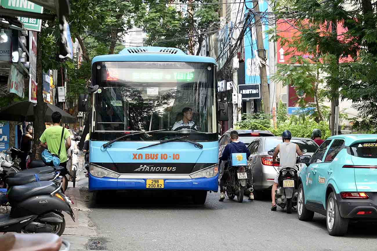 Con đường này vừa đủ cho 2 ôtô con đi qua. Khi có các phương tiện lớn hơn như xe buýt hoặc xe tải cùng lúc đi qua, ùn ứ là điều không tránh khỏi.