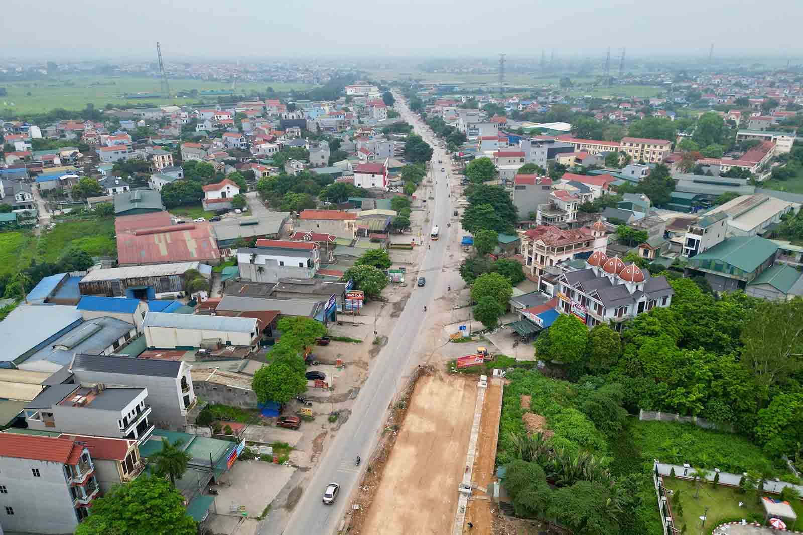 Quận Hà Đông và huyện Chương Mỹ đang tập trung tháo gỡ vướng mắc giải phóng mặt bằng để thi công mở rộng Quốc lộ 6. Ảnh: Hữu Chánh