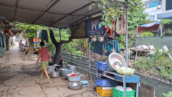 Người dân phải sống cạnh mương nước hôi thối. Ảnh: Minh Hạnh 