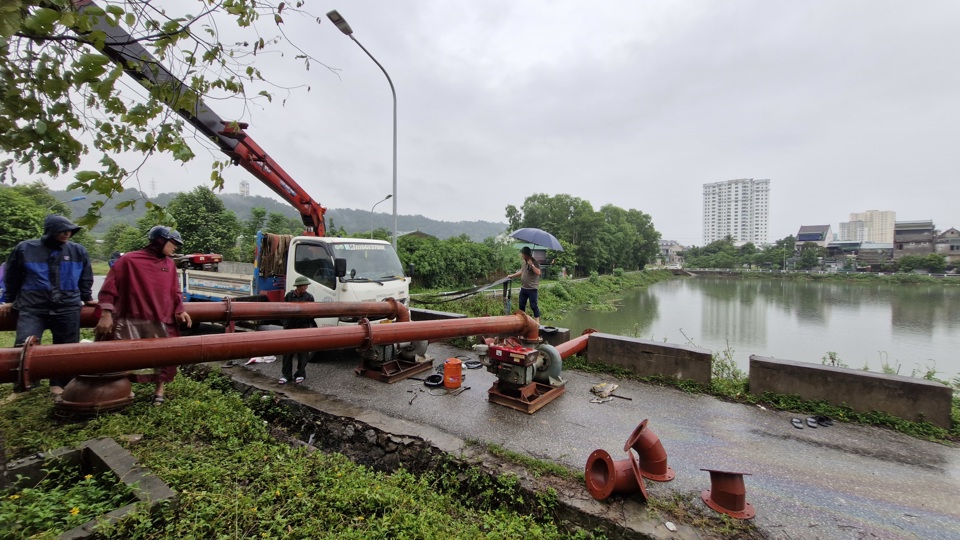 Trước diễn biến mưa lớn, TP Vinh chủ động c&aacute;c phương tiện, m&aacute;y m&oacute;c, vật tư để kịp thời ti&ecirc;u tho&aacute;t nước.&nbsp;