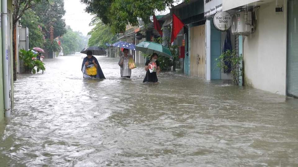 Trận mưa vừa qua khiến nhiều khu vực d&acirc;n cư, nhiều tuyến đường trọng điểm trong nội thị TP Vinh ngập &uacute;ng.&nbsp;