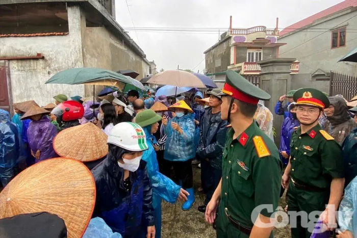 Đồng đội, người thân và bà con nhân dân đội mưa tiễn biệt Đại úy Nguyễn Đình Khiêm về với đất mẹ.