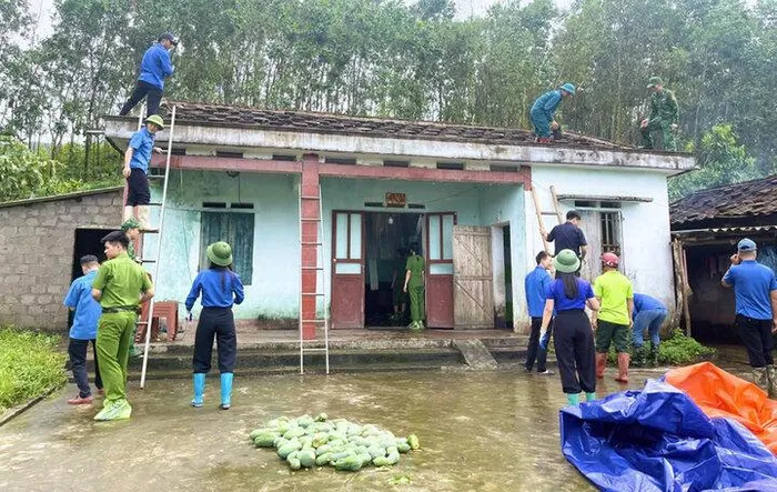 Các đơn vị, lực lượng chức năng hỗ trợ gia đình ông Tằng Cắm Dảu, xã Quảng Đức, Hải Hà tháo dỡ hệ thống mái nhà bị tốc trong bão số 3. (Ảnh: Trung tâm TT&amp;VH Hải Hả, Quảng Ninh)