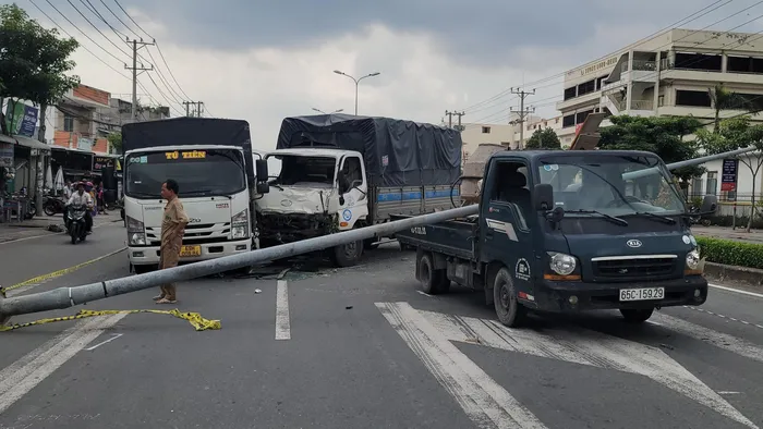 Chiếc ô tô tải chỉ dừng lại khi tông vào một ô tô khác trước ngã ba cổng khu công nghiệp Trà Nóc.