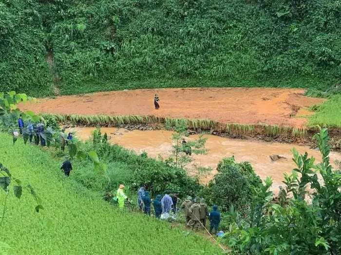  Các lực lượng cứu hộ đang tìm vớt các thi thể tại suối xóm Khuổi Ngọa, xã Ca Thành, huyện Nguyên Bình trong sáng nay. 