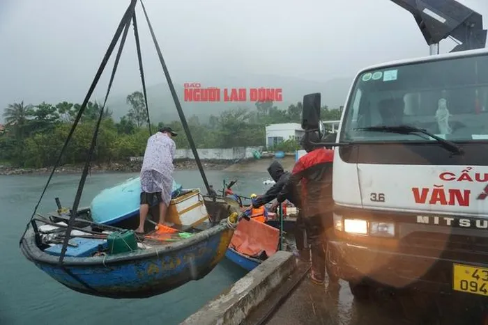 Tại khu vực cầu cảng tại biển Thọ Quang, quận Sơn Trà, nhiều ngư dân đã thuê xe cẩu đưa tàu, thuyền về nơi tránh trú