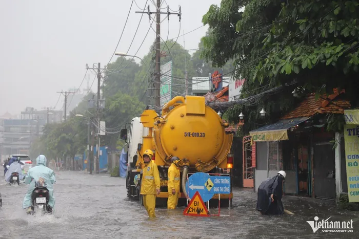 Mưa dầm khiến hệ thống cống thu gom nước bị quá tải. Công ty thoát nước đô thị TPHCM đã điều xe bồn đến hút nước trên đường Nguyễn Văn Khối nhằm giảm ngập. 