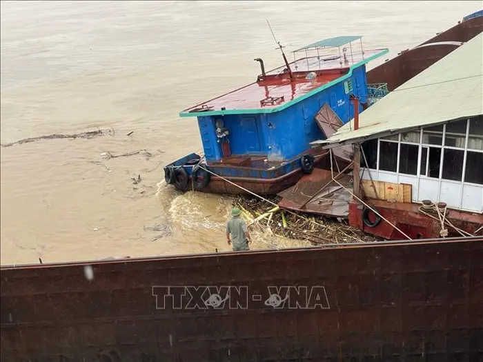 Nhiều xà lan lớn mắc kẹt ở cầu Vĩnh Phú, ảnh hưởng đến kết cấu của cầu. Ảnh: TTXVN phát