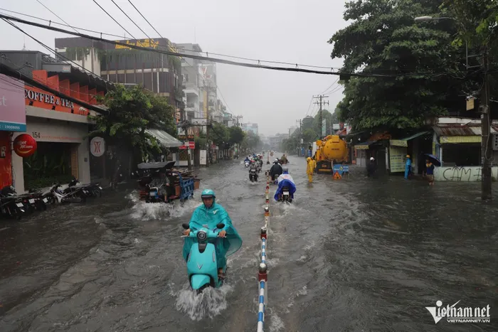 Theo ghi nhận của PV VietNamNet, tại một số khu vực, nhất là khu tây bắc của thành phố, có lượng mưa lớn. Mưa khiến nước ứ đọng, không thoát kịp đã gây ngập nặng. Nhiều tuyến đường ngập sâu và kéo dài đã gây ảnh hưởng đến giao thông, sinh hoạt của người dân. 