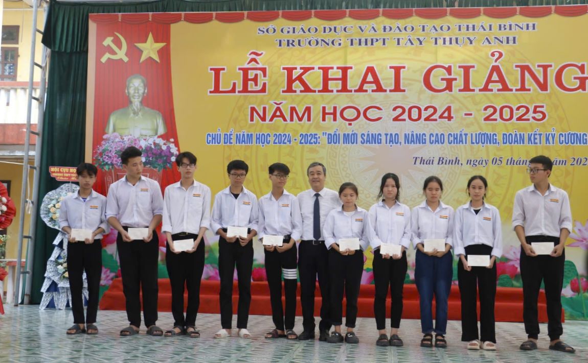 Bí thư Tỉnh ủy Thái Bình Ngô Đôgn Hải trao tặng quà cho các em học sinh vượt khó học giỏi. Ảnh: Nam Hồng