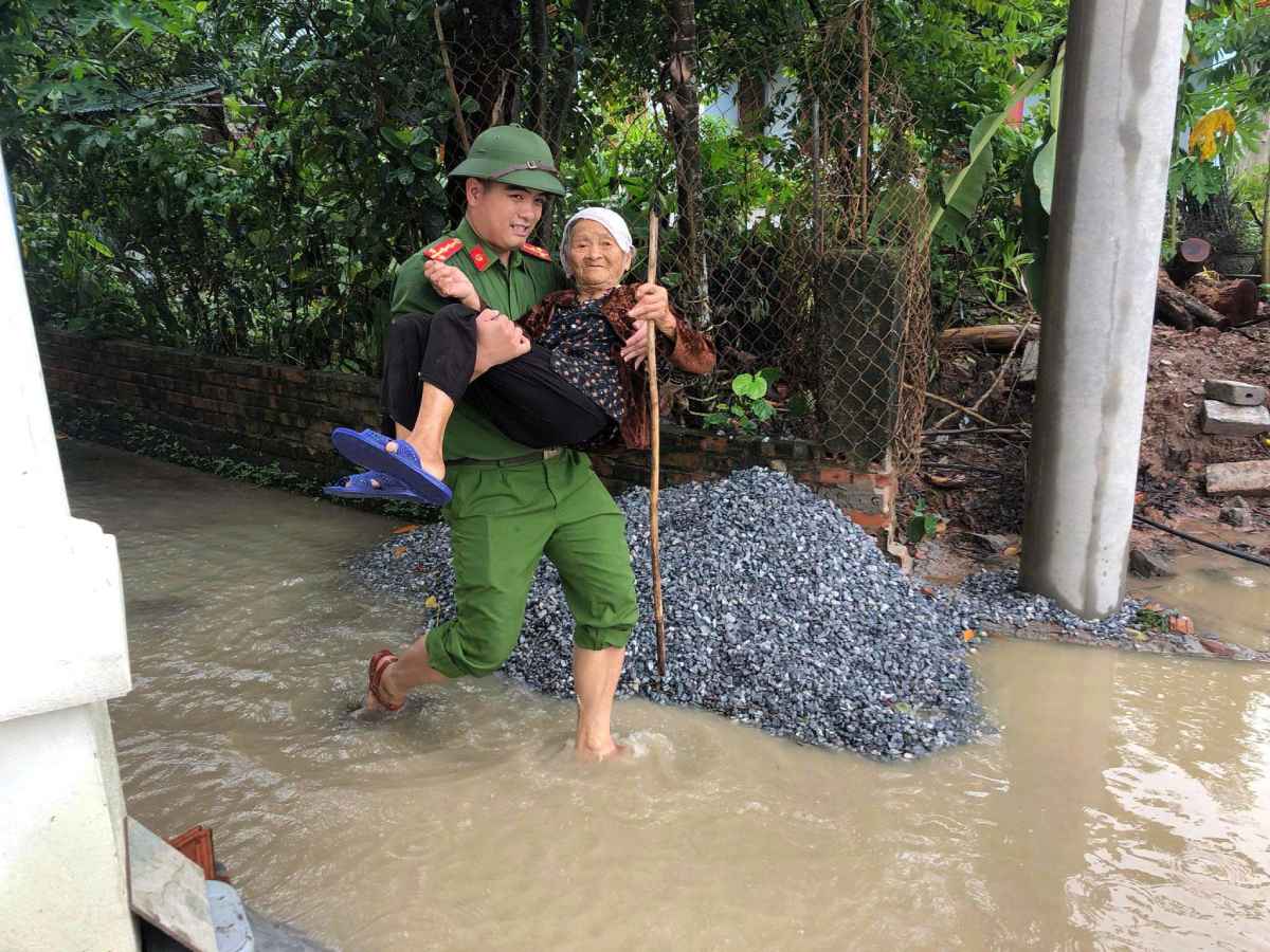 Lực lượng công an giúp người dân di chuyển đến nơi an toàn. Ảnh: Cổng TTĐT huyện Ý Yên