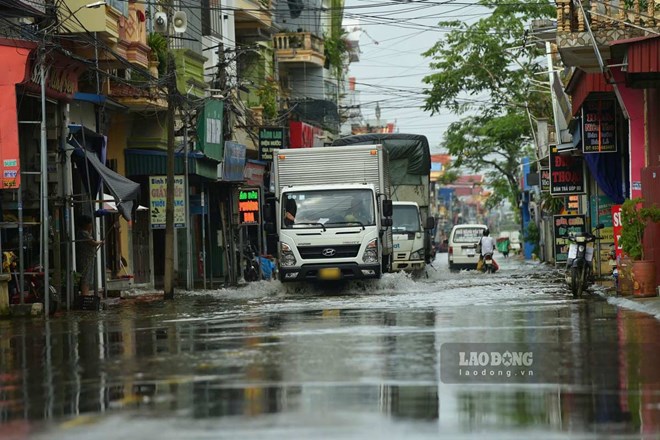 Nước lũ sông lớn rút, đường tỉnh lộ ở Nam Định vẫn ngập