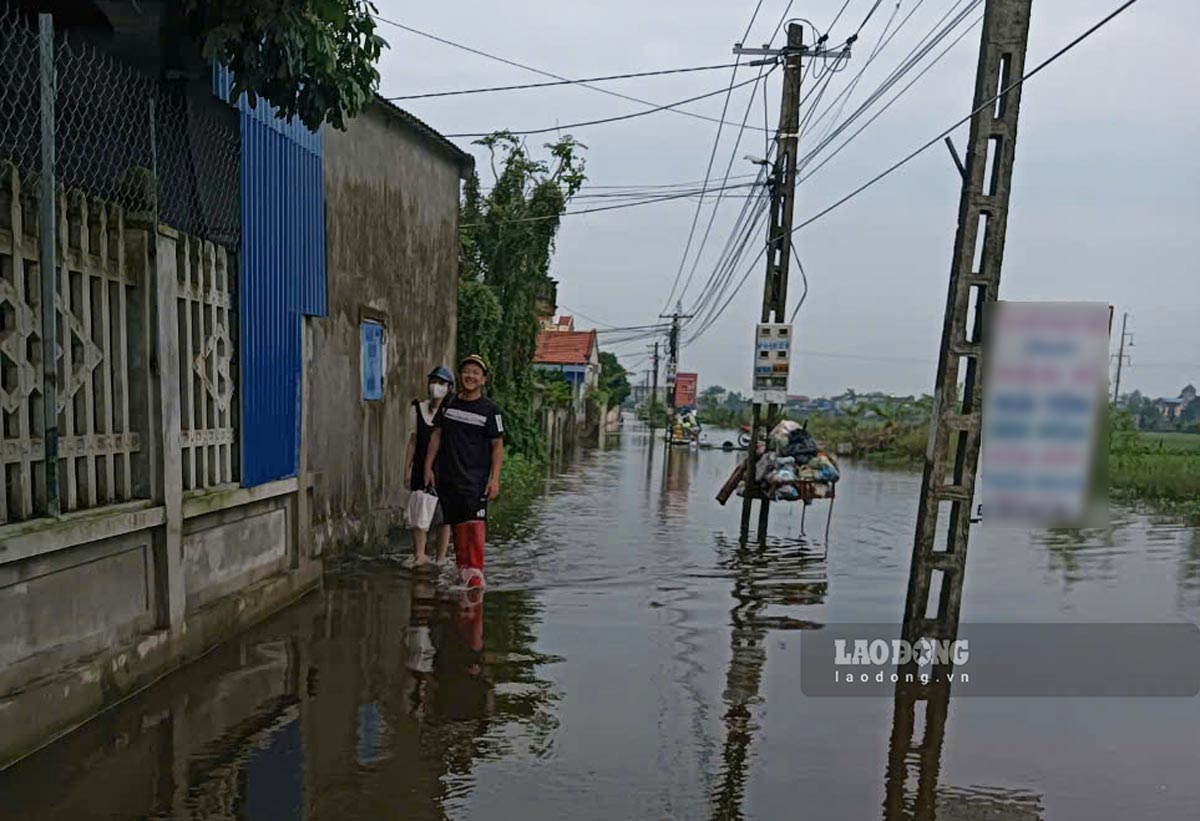 Nhiều ngõ xóm ở xã Trung Đông (huyện Trực Ninh) cũng trong tình trạng ngập nhiều ngày. Ảnh: Hà Vi