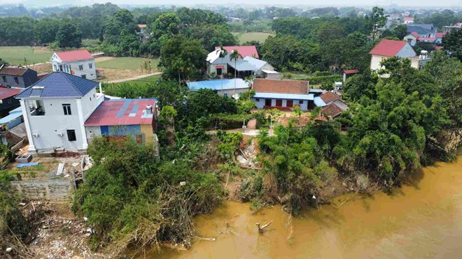 Xuất hiện sạt lở nguy hiểm tại bờ sông Cầu, Thái Nguyên