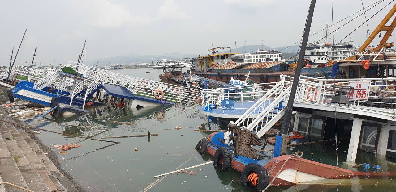 23 tàu du lịch đắm ở Cảng Tuần Châu, TP.Hạ Long, tỉnh Quảng Ninh suốt hơn 20 ngày qua nhưng vẫn chưa được trục vớt. Ảnh: Nguyễn Hùng