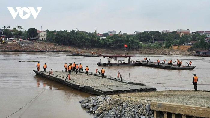 Những ngày vừa qua, nước sông Hồng đã rút, lưu tốc dòng chảy đã cho phép nhưng mức độ sụt sạt hai bên bờ bến rất lớn. Lữ đoàn 249 đã phải gia cố trên 11.000m3 đá ở hai bến và đường lên xuống.