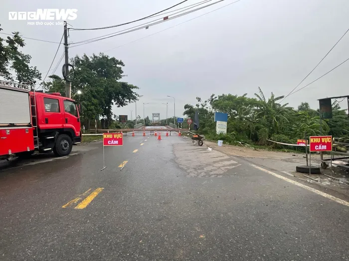 Lực lượng chức năng lập rào chắn, cấm người không nhiệm vụ vào khu vực 2 đầu cầu.