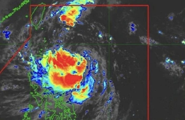 Cơn bão gần Biển Đông Julian được dự báo mạnh lên thành siêu bão. Ảnh: PAGASA