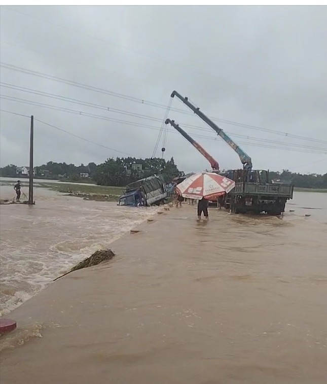 Nước lũ ở Thanh Hóa lên, cuốn trôi nữ công nhân và một xe tải ảnh 2