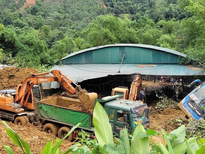 Tại điểm sạt lở đất tại xã Việt Vinh, công tác tìm kiếm cứu nạn được triển khai khẩn trương đến 21h tối 29-9