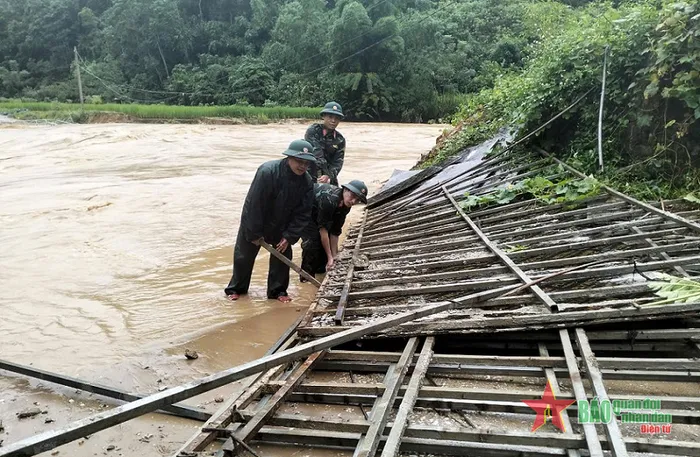 Cán bộ chiến sĩ Đoàn Kinh tế - Quốc phòng 5 (Quân khu 4) tăng cường giúp dân khắc phục mưa lũ. 