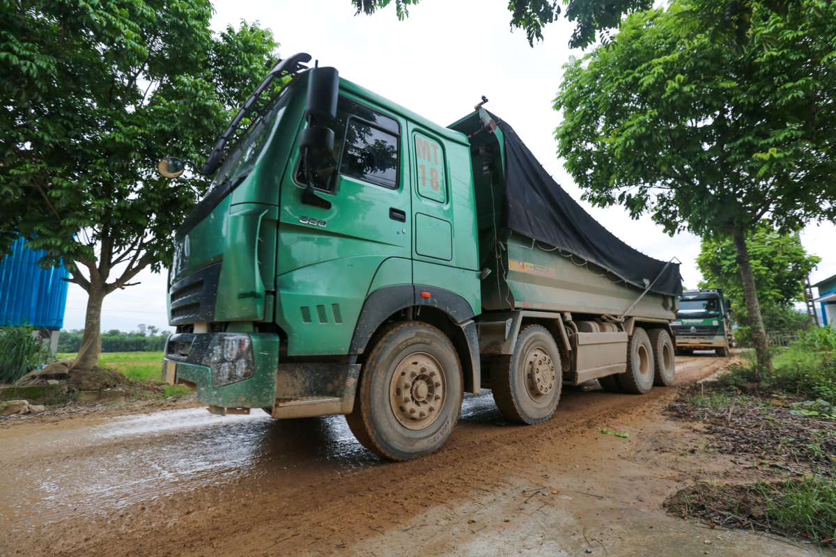 ‘Binh đoàn’ xe tải cày nát đường ở Hà Tĩnh, dân khốn khổ sống chung với bùn đất - 6