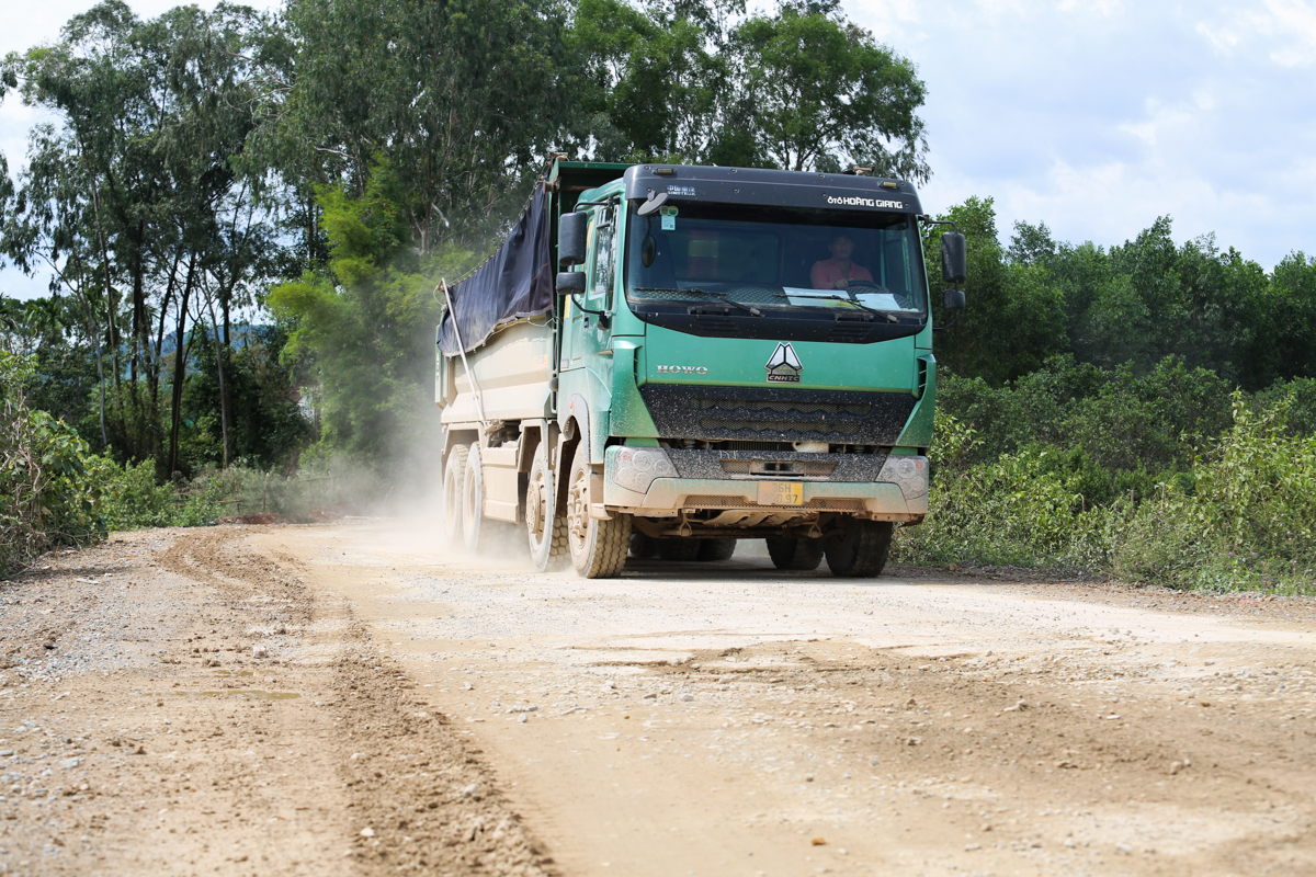 ‘Binh đoàn’ xe tải cày nát đường ở Hà Tĩnh, dân khốn khổ sống chung với bùn đất - 16