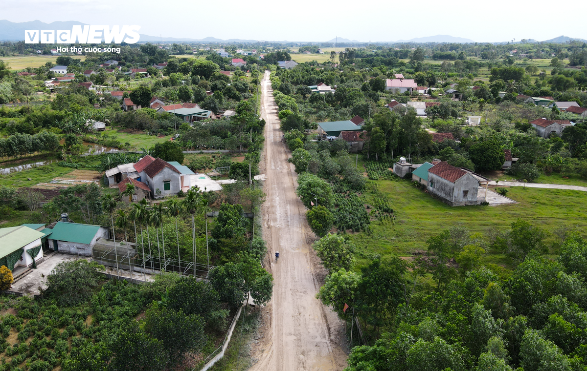 ‘Binh đoàn’ xe tải cày nát đường ở Hà Tĩnh, dân khốn khổ sống chung với bùn đất - 1