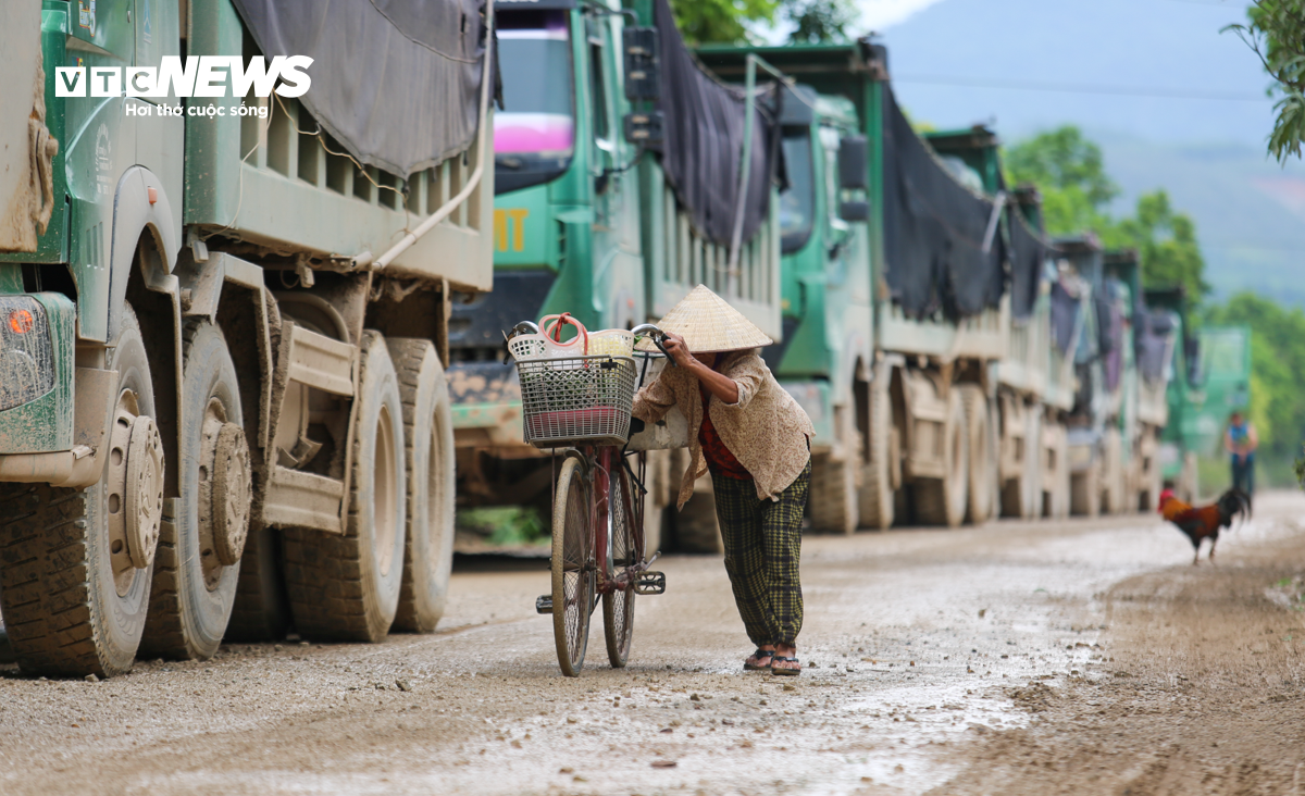 ‘Binh đoàn’ xe tải cày nát đường ở Hà Tĩnh, dân khốn khổ sống chung với bùn đất - 15