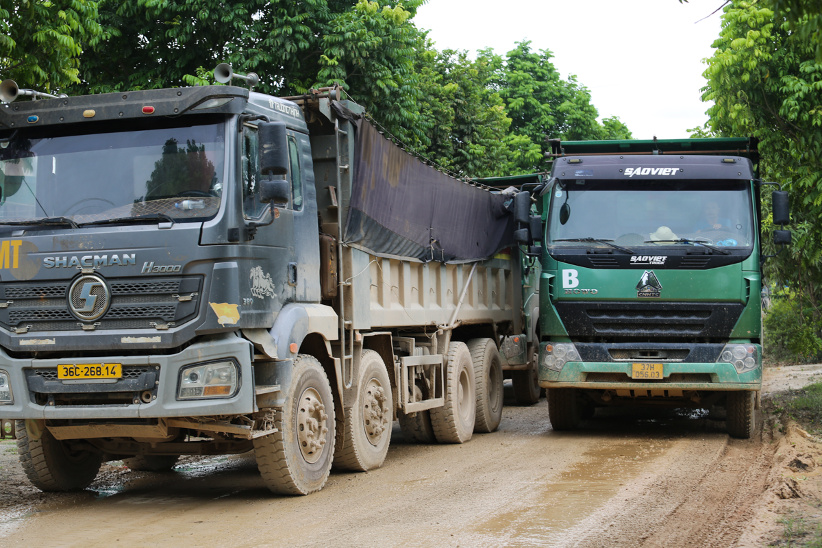 ‘Binh đoàn’ xe tải cày nát đường ở Hà Tĩnh, dân khốn khổ sống chung với bùn đất - 3