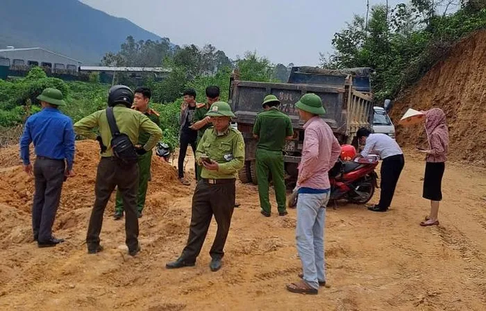 Lực lượng chức năng tiến hành kiểm tra làm nhiệm vụ tại điểm san gạt trái phép, vận chuyển đất trái phép ở xã Đậo Trù, huyện Tam Đảo. (Ảnh: Lương Giang)