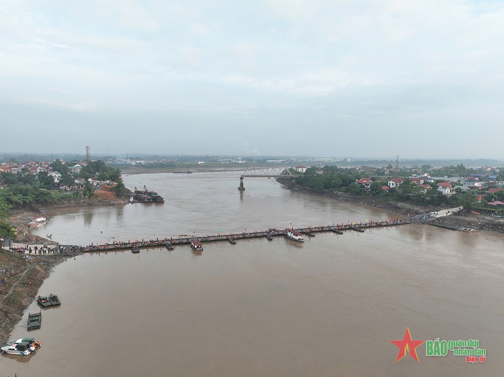 Chính thức thông cầu phao tạm thay thế cầu Phong Châu (Phú Thọ)