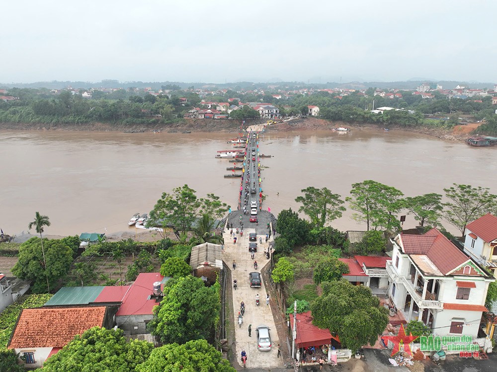 Chính thức thông cầu phao tạm thay thế cầu Phong Châu (Phú Thọ)