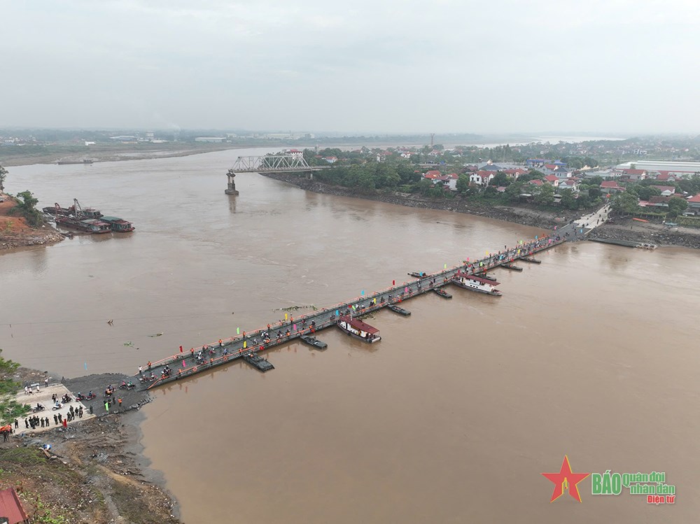 Chính thức thông cầu phao tạm thay thế cầu Phong Châu (Phú Thọ)