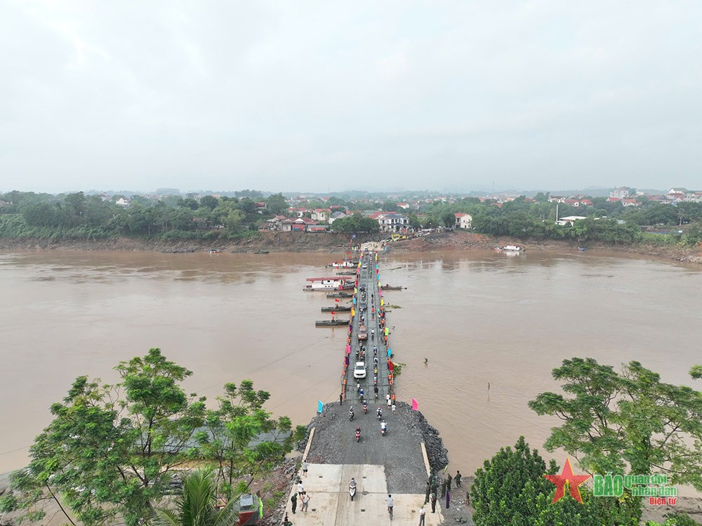 Chính thức thông cầu phao tạm thay thế cầu Phong Châu (Phú Thọ)