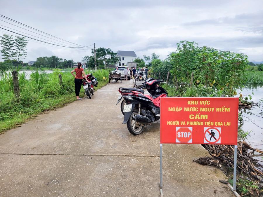 Để hỗ trợ người d&acirc;n, x&atilde; cử lực lượng C&ocirc;ng an, d&acirc;n qu&acirc;n tự vệ t&uacute;c trực ở b&ecirc;n kia đập tr&agrave;n, kh&ocirc;ng cho người d&acirc;n đi v&agrave;o v&ugrave;ng ngập lụt.