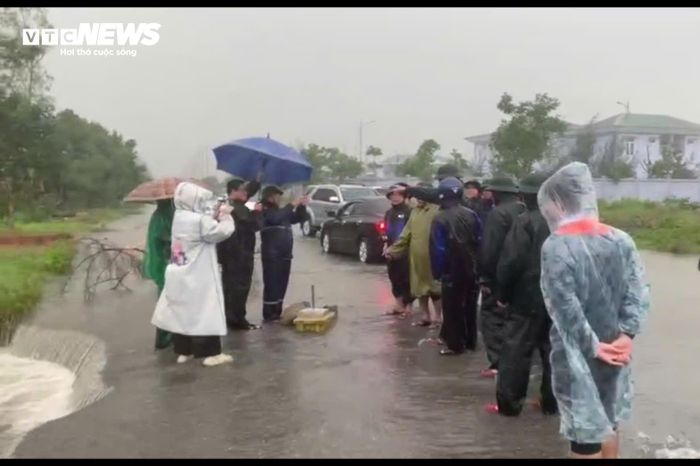 Đường Nguyễn Hữu Thọ (thị trấn Cửa Việt, huyện Gio Linh, tỉnh Quảng Trị) nước lũ làm sạt một đoạn đường khá dài. 