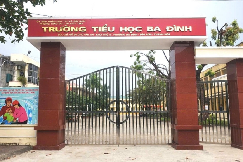 Trường Tiểu học Ba Đ&igrave;nh, nơi xảy ra sự việc.