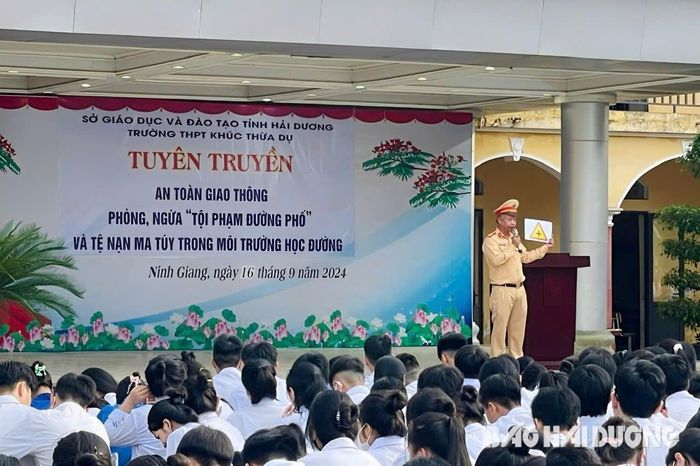 Cảnh sát giao thông huyện Ninh Giang tuyên truyền về an toàn giao thông, phòng ngừa "tội phạm đường phố" cho học sinh Trường THPT Khúc Thừa Dụ