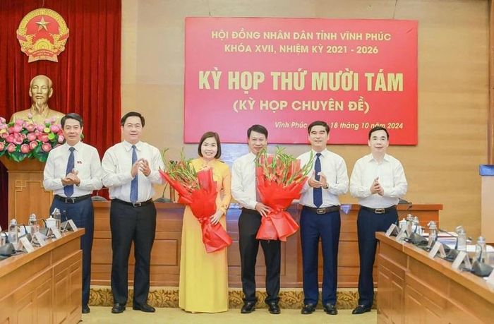 Ông Nguyễn Khắc Hiếu cùng bà Phùng Thị Kim Nga được bầu giữ chức Phó Chủ tịch UBND tỉnh Vĩnh Phúc. Ảnh: Hương Trà 