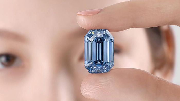 Viên kim cương De Beers Blue đắt vì độ cắt hoàn hảo bên trong do Viện Đá quý Mỹ (GIA) thẩm định. (Ảnh: Sotheby’s)