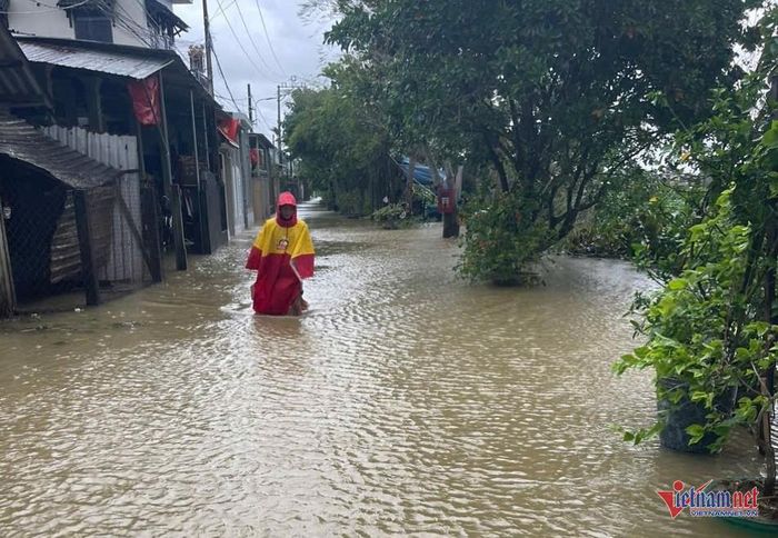 Đường làng ở xã Phú Dương, TP Huế bị ngập lụt. Ảnh chụp lúc 12h45: QT