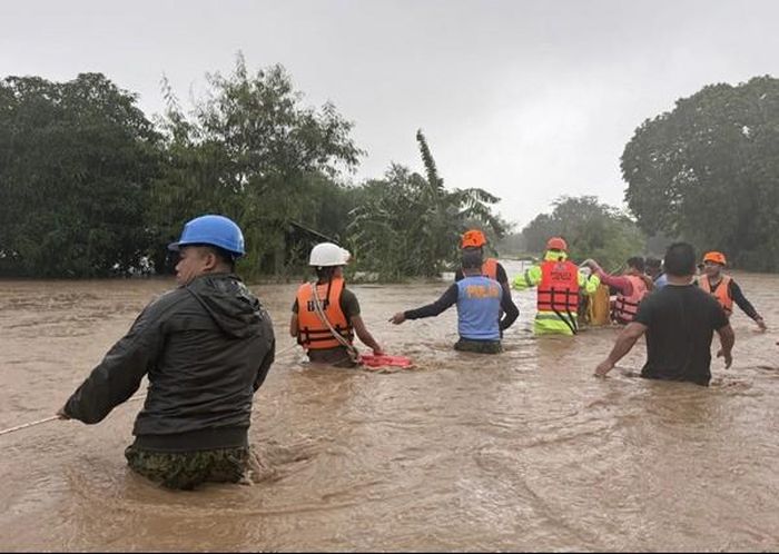 Nhân viên cứu hộ giúp người dân đi trong nước lụt do bão Krathon (nước ta gọi là bão số 5, Philippines gọi là bão Julian) ở phía Bắc Philippines vào ngày 30/9. Ảnh: Bernie Dela Cruz/ AP.