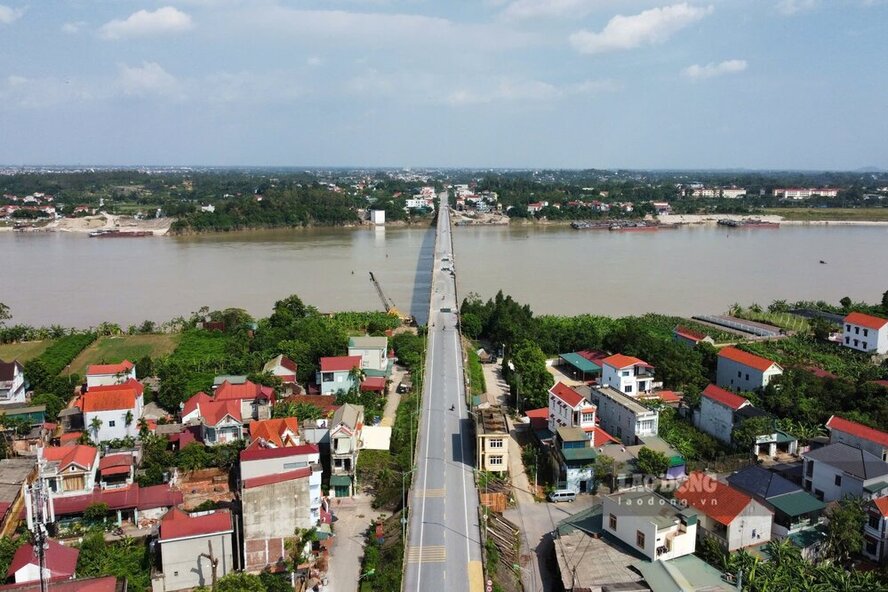 Cầu Trung Hà nối huyện Tam Nông với huyện Ba Vì, thành phố Hà Nội vẫn đang hạn chế phương tiện lưu thông. Ảnh: Tô Công.