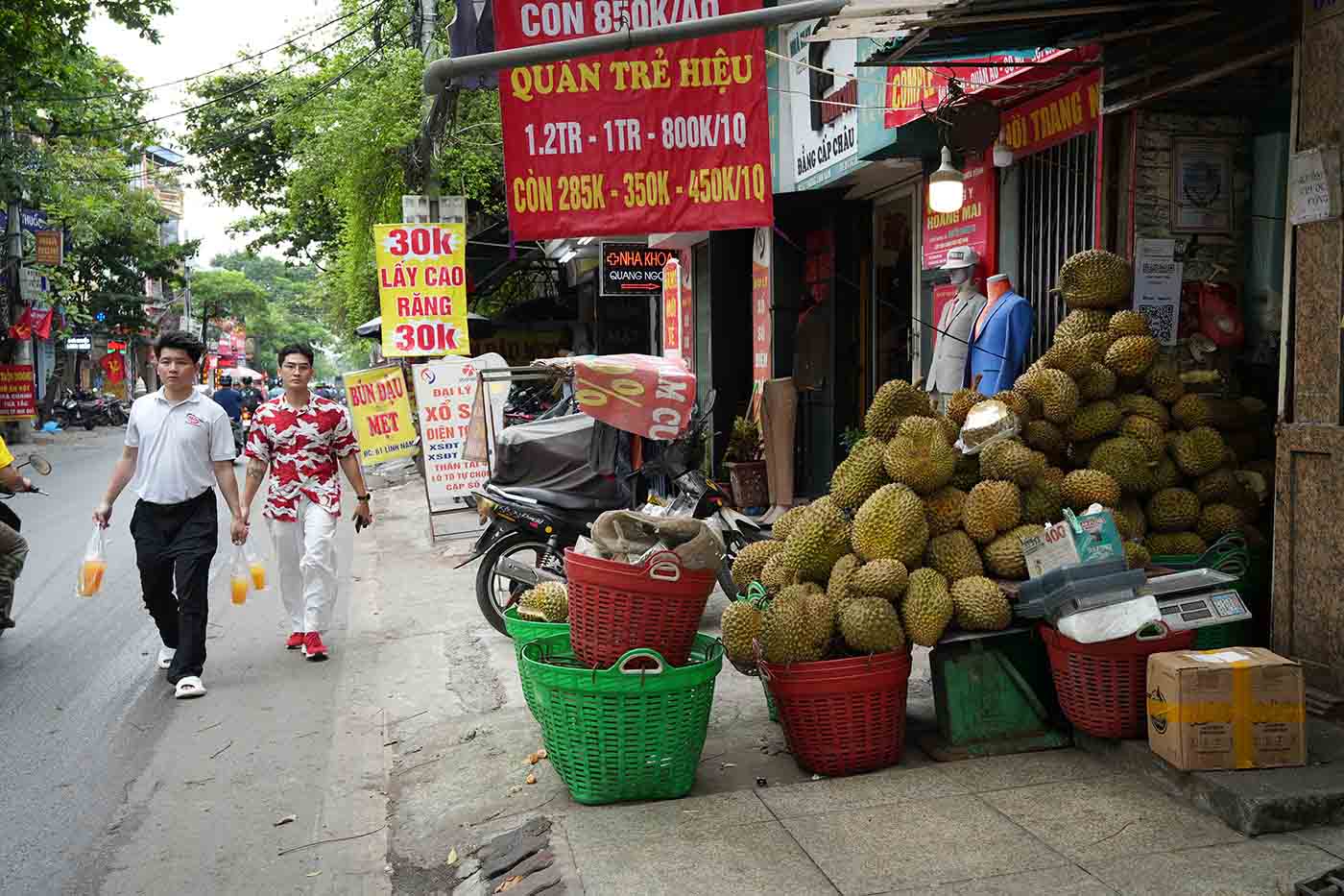 Người dân phải đi bộ dưới lòng đường. Ảnh: Hữu Chánh