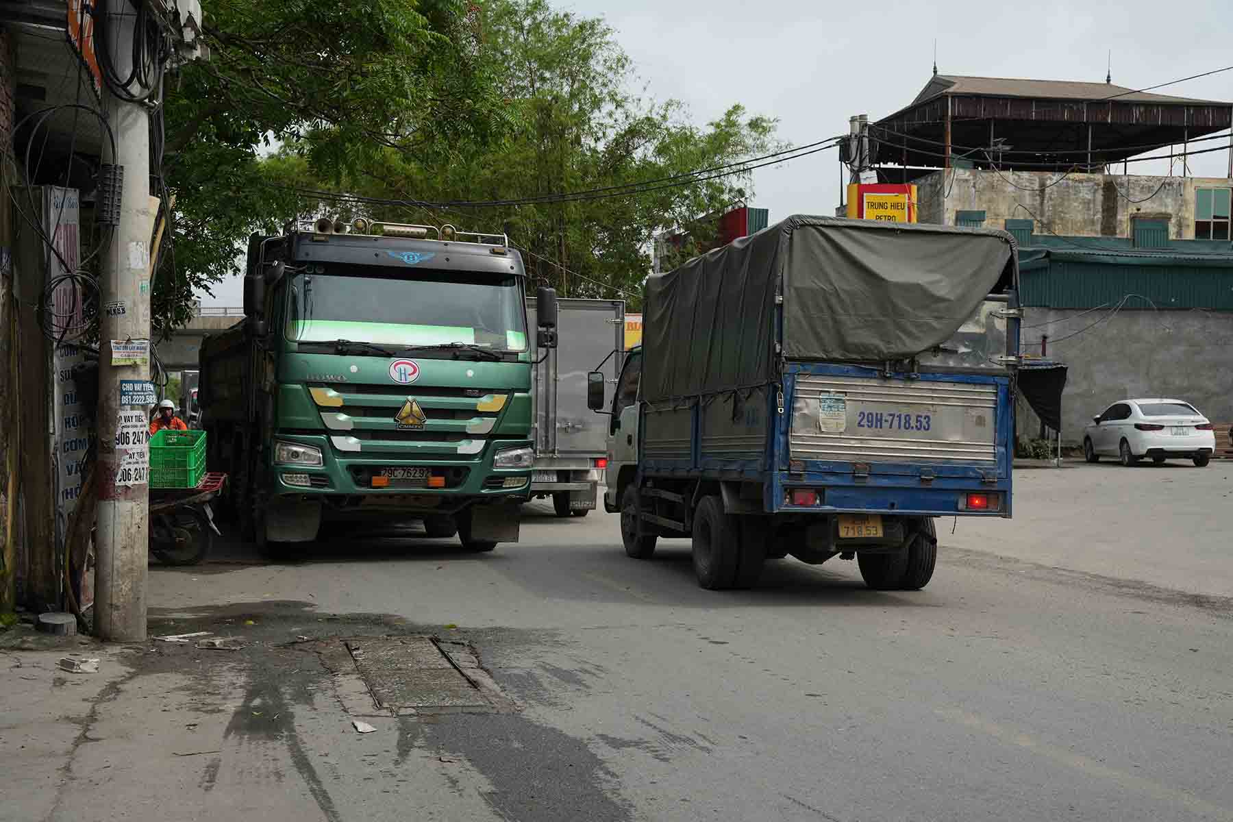 Xe tải trọng lớn nườm nượp qua lại mỗi ngày, được coi như là “hung thần” trên con đường này. Ảnh: Hữu Chánh